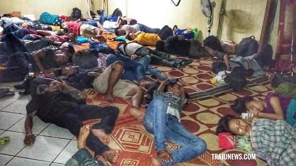 Malang...Puluhan Penumpang Batam Jet Ini Terlantar di Pelabuhan, Ini Gara-garanya
