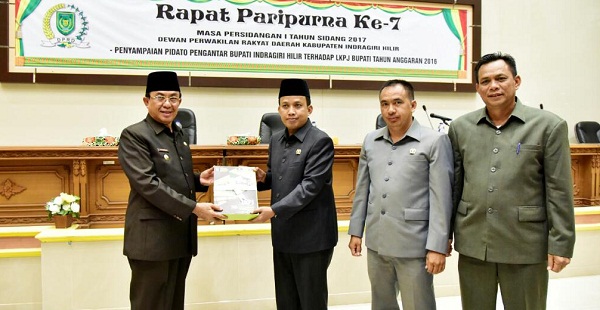 Bupati Inhil Serahkan Nota LKPj pada DPRD