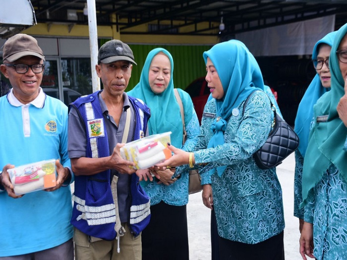 Tukang Becak dan Juru Parkir Dapat Bingkisan Sembako