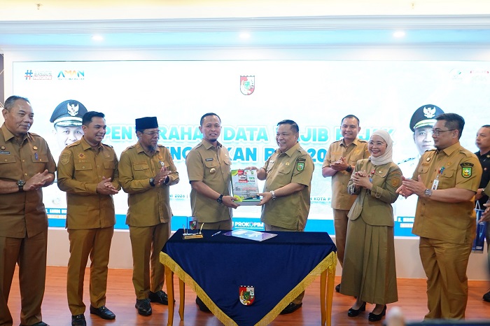 Plt. Gubernur Serahkan Data 350 Ribu Kendaraan Nunggak Pajak pada Wali Kota, Nilainya Capai Rp159 Miliar