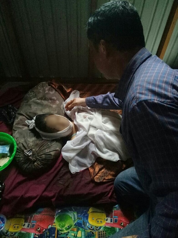 BREAKING NEWS: BIADAB & SADIS...Bapak di Inhil-Riau Bunuh Anak Gadisnya Pakai Parang, Leher dan Dada Luka Parah  