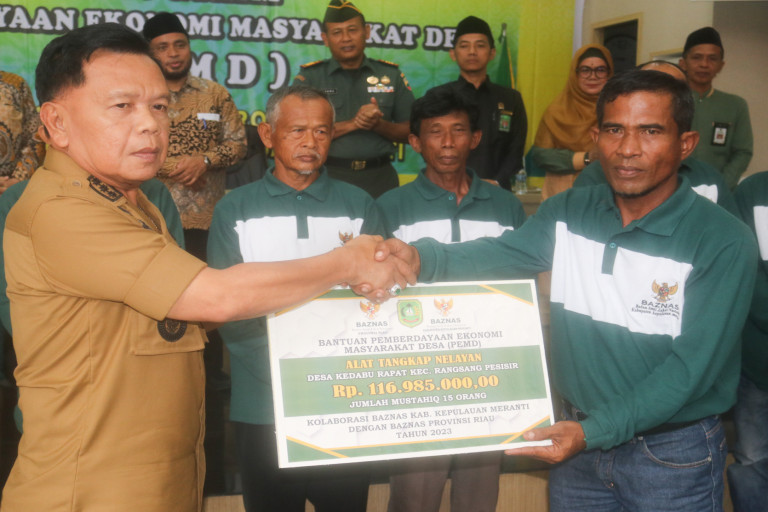 Baznas Salurkan Zakat Pemberdayaan Masyarakat Desa di Meranti