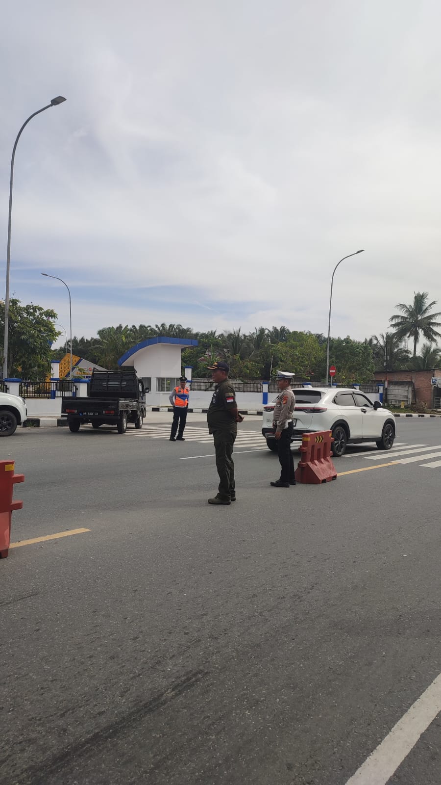 Dishub Pekanbaru dan Petugas Gabungan Tilang 48 Travel Gelap Operasi Patuh LK