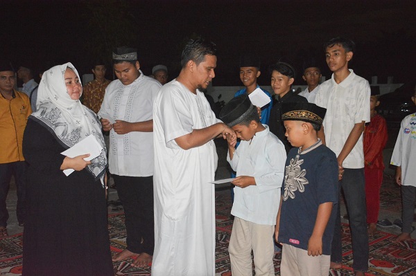Ketua MKGR Kuansing Romi Alfisah Beri Santunan 100 Anak Yatim di Sentajo Raya