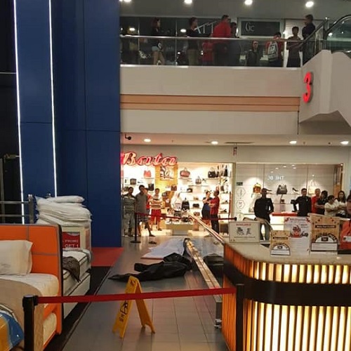 BREAKING NEWS: Pria 50 Tahun Terjun Dari Lantai 5 Thamrin Plaza Medan