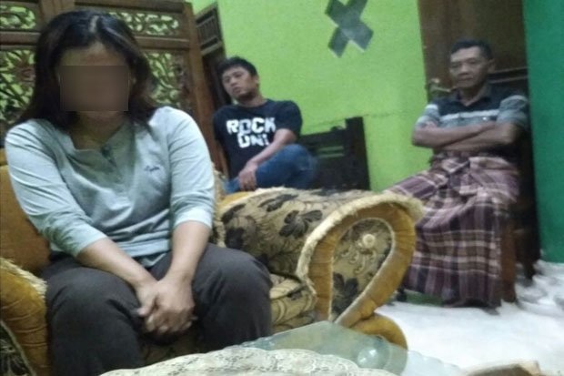 MALUNYAAA...Selingkuh dengan Pengusaha Kayu, Bidan Ini Tak Berkutik Digerebek Suami dan Warga