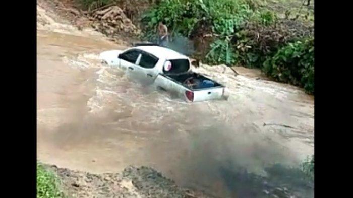 VIDEO: Mobil Strada  Putri Bupati Arsanti Aras dan Cucunya  Terseret Arus Sungai yang Sedang Deras, Suasana Panik...
