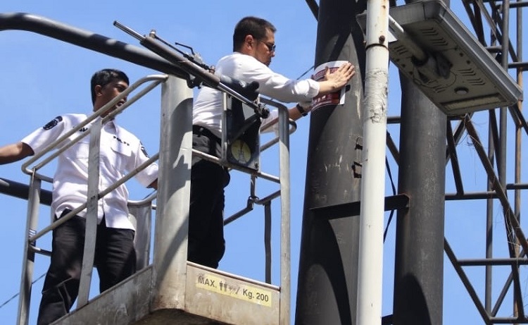 Satpol PP dan Bapenda Pekanbaru Mulai Lakukan Penertiban Tiang Reklame