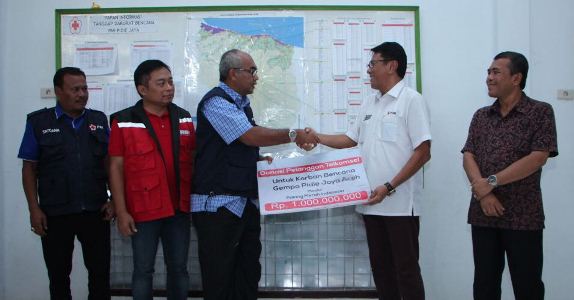 Telkomsel Serahkan Donasi dari Pelanggan untuk Korban  Gempa Bumi di Pidie Jaya