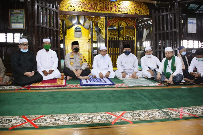 Bupati Kampar Dampingi Kapolda Riau Dalam Rangka Khotmil Qur'an Di Mesjid Jami’ Air Tiris