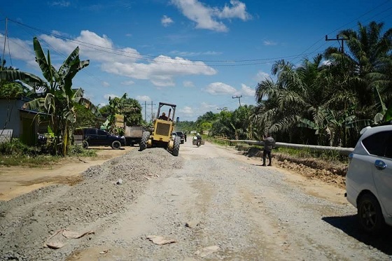 Bupati Rohil Dampingi Gubri Tinjau Kondisi Jalan Lintas Manggala Junction