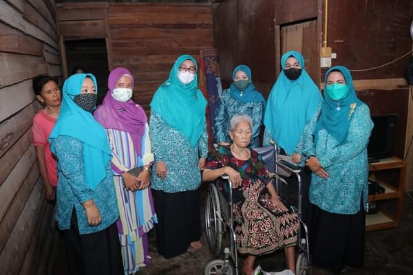 Peduli Kaum Dhuafa dan keluarga pra sejahtera TP PKK Siak Serahkan Sembako 