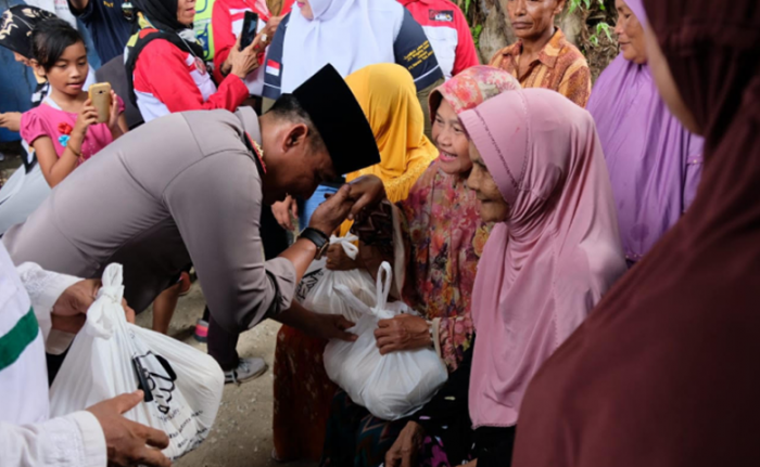 Tim Jumat Barokah Polresta Pekanbaru Kunjungi Rumah Buruh Bangunan 