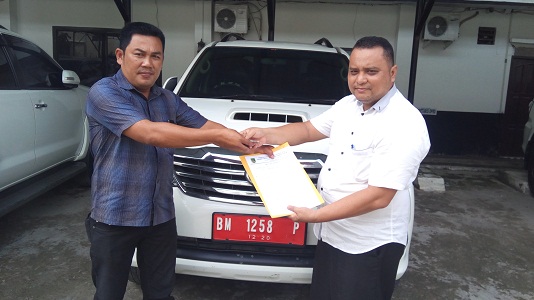 Anggota DPRD Rohil, Risben Enduwari Serahkan Mobil Dinas ke Sekretariat Dewan