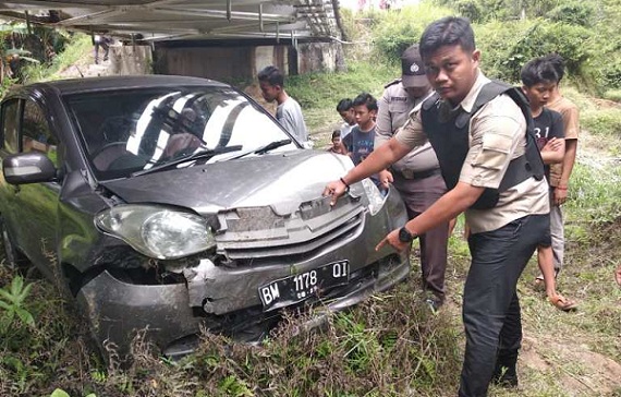 Ngebut, Sirion Terbang Keluar Badan Jalan dan Terjun ke Bawah Jembatan KM 30 Balam Jaya