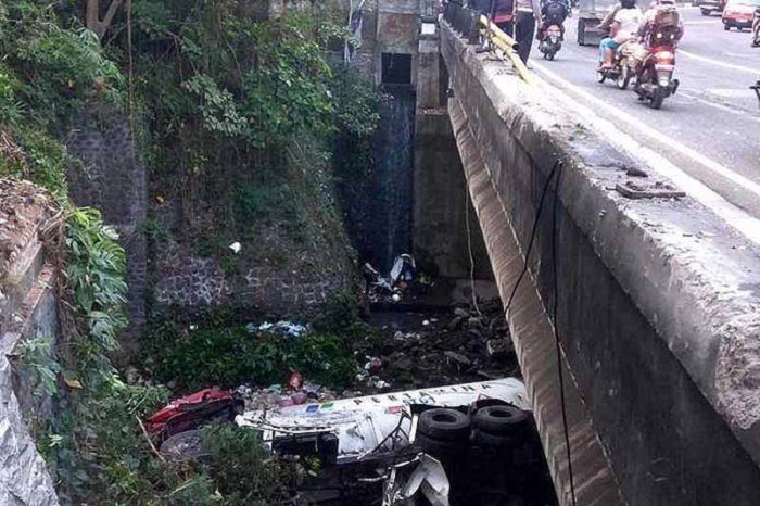 TRAGIS...Sopir Ngantuk, Truk LPG Pertamina Terjun ke Sungai, 2 Orang Tewas