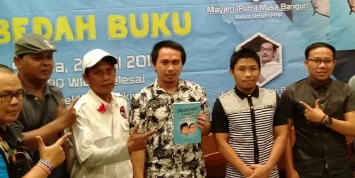 Kecewa Berat, Eks Pendukung Jokowi Tulis Buku Tentang Prabowo-Sandi