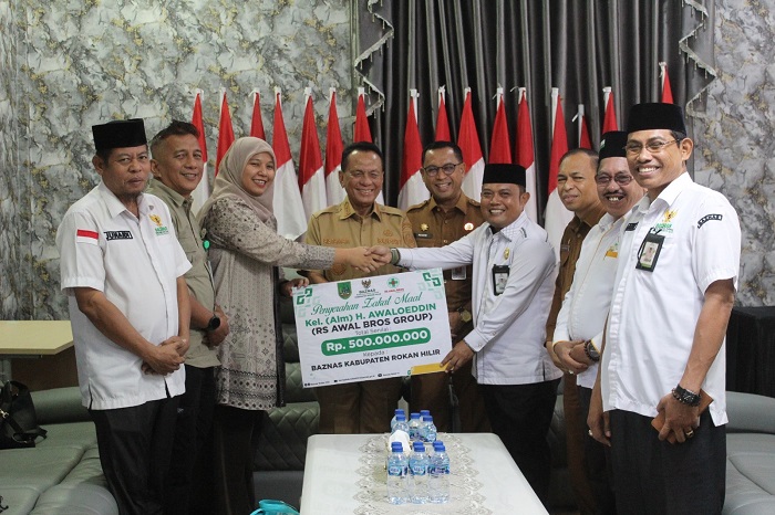 Terima Penyaluran Zakat Awal Bros, Bupati Rohil: Semoga Jadi Pemantik Kepedulian Dunia Usaha