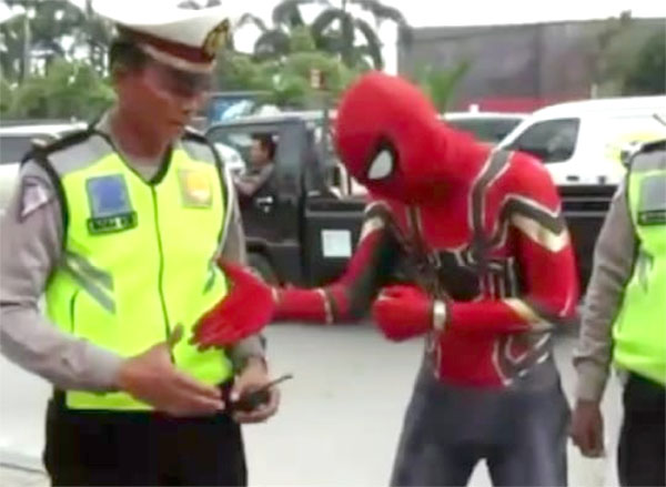 Bikin Ngakak! Gara-gara Dibonceng Tak Pakai Helm, Spiderman Ditilang dan Minta Maaf ke Polisi