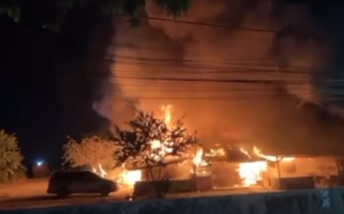 Kebakaran Hebat Hanguskan Kedai dan Lapak Pedagang  di Pasar Pagi Jalan pemuda Tampan