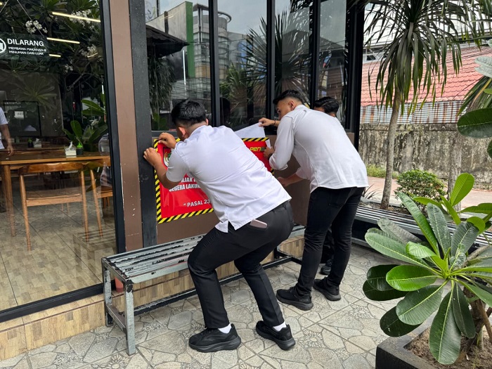 Pemko Segel Sejumlah Tempat Usaha Tunggak Pajak di Jalan Riau