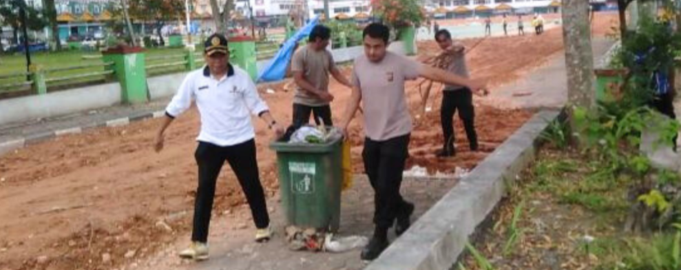 Tindaklanjuti Arahan Presiden, Kapolres Kuansing Bersama Forkopimda Gelar Gotong Royong di Teluk Kuantan