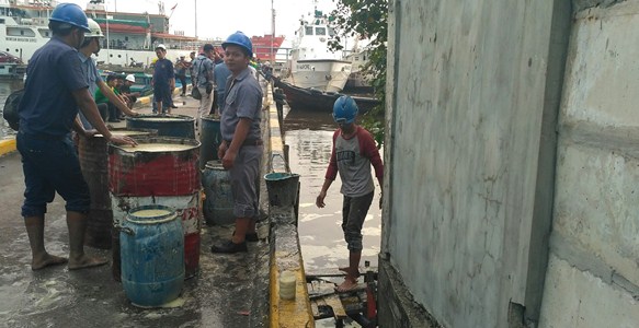 Puluhan Ton Minyak CPO Milik PT Nagamas Tumpah ke Laut