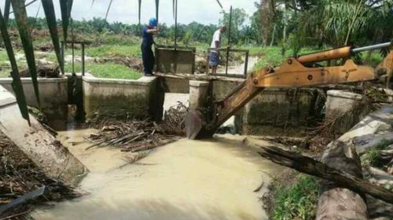 Pasca Banjir,  PT KIP Lakukan Normalisasi Sungai Salero