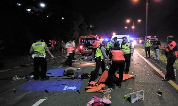 MENGERIKAN, Bus ALS dari Medan Tabrakan dengan   Truk Kontainer,  5 Penumpang Tewas, 4 Orang Luka-luka