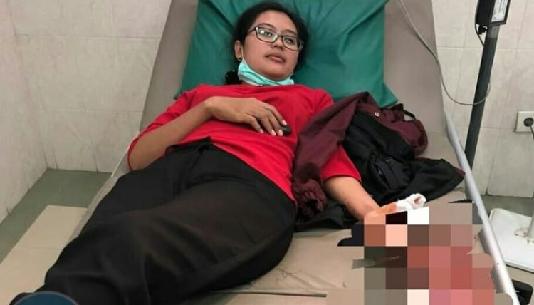 SADIS...Siang Bolong, Karyawati SPBU Ini Dibegal Pakai Golok di Lampu Merah