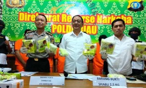 Polda Riau  Tangkap 5 Pria  Bawa 7,5 kilogram  Sabu dan 5.000 Butir Pil Ekstasi 