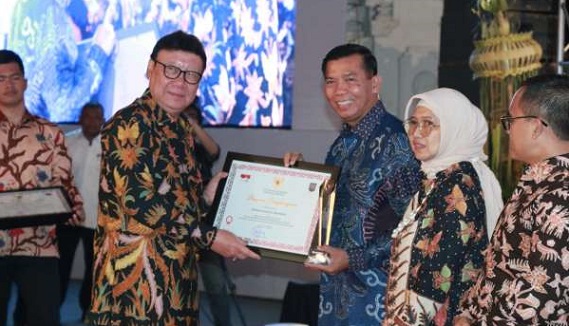 Wako Raih Penghargaan Prestasi Kinerja Tertinggi Peringkat 4