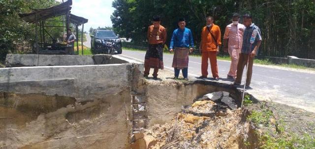 Lakukan Perbaikan, Dinas PUPR Pelalawan Tinjau Fasum Milik Pemda di Bandar Petalangan
