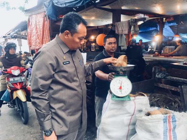 Gagal Tera Ulang, DPP Musnahkan 7 Timbangan Pedagang di Pasar Pagi Arengka