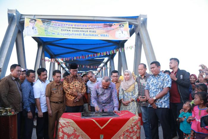 Gubri Resmikan Jembatan Bagan Cacing di Rohil