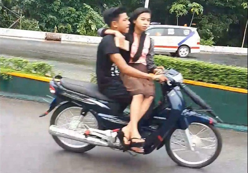 VIRAL...Foto Unik Dua Sejoli Naik Motor Ini Bikin Heboh Warganet