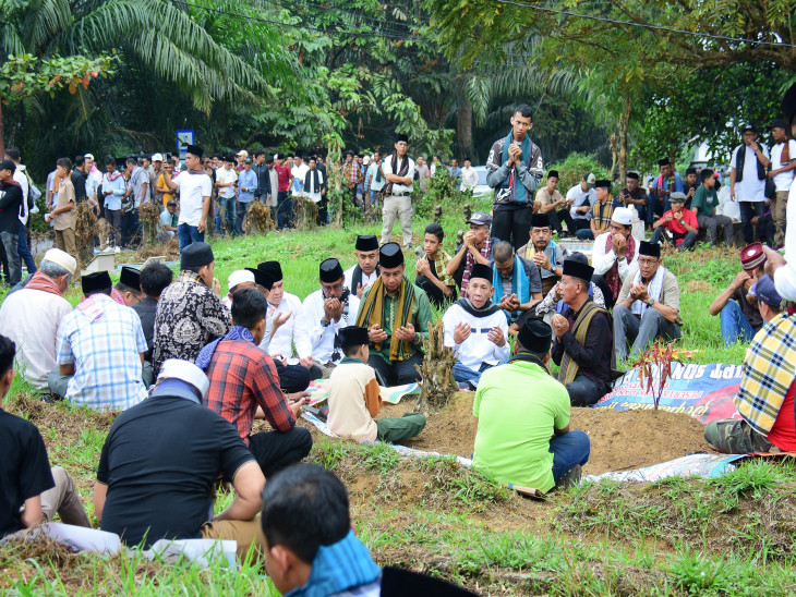 Lepas Rombongan Ziarah Kubur,  Bupati Kampar Apresiasi Atas Pelestarian Budaya Ayi Ayo Onam
