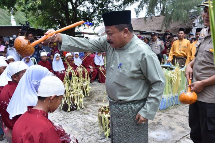 Menolak Bencana, Ribuan Orang Ramaikan Ritual Mandi Safar di Pulau Rupat Bengkalis