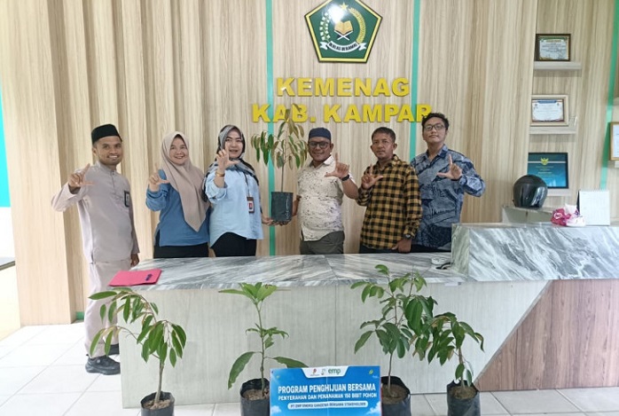 EMP Energi Gandewa Bantu Bibit untuk Penghijauan Ekoteologi di Kampar