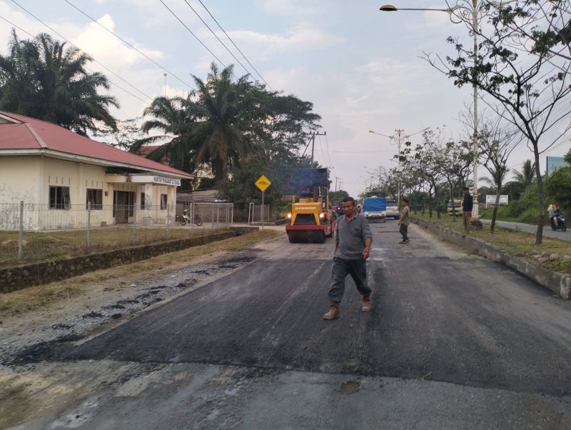 Pemprov Riau Lakukan Penambalan Ruas Jlana  Ujungbatu-Pasir Pengaraian