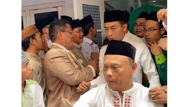 Cerita Hotman Paris, Hadir  di Pemakaman Gus Sholah Disambut Ramah Para Kiyai