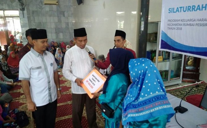 Plt Wako Serahkan Bantuan PKH ke Warga Rumbai Pesisir