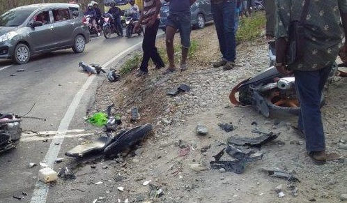 Senggol Truk Tronton, Pengendara Sepeda Motor Tewas, Rekannya Luka-luka