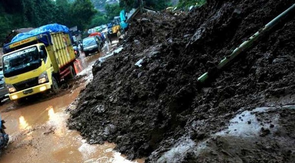 Material Longsor Dievakuasi, Jalur Medan-Berastagi Mulai Lancar