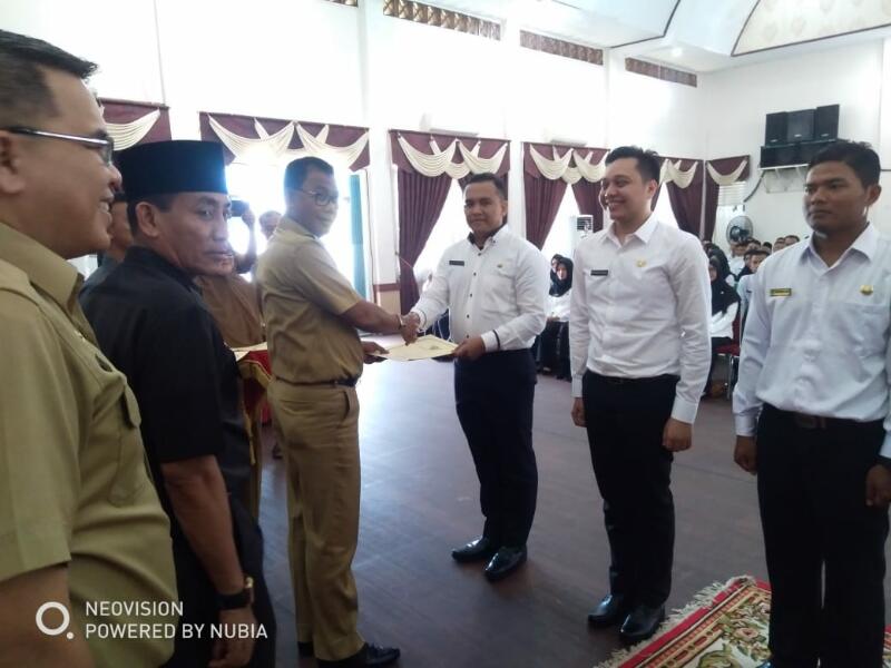 Bupati Rohil Serahkan SK PNS kepada CPNS Tahun 2018