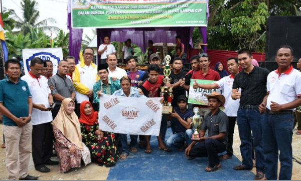 Bupati Azis Janji Lomba Pacu Sampan Sungai Kampar Jadi Iven Tahunan