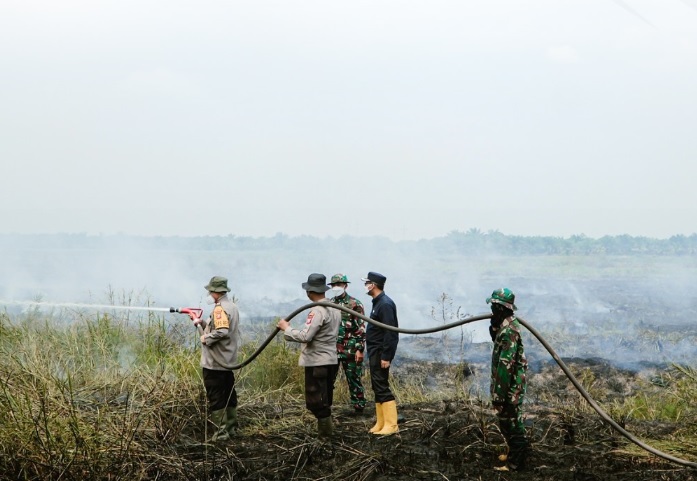 Wabup  dan Kapolres Rohil Terjun  Padamkan Karhutla di Bangko Permata