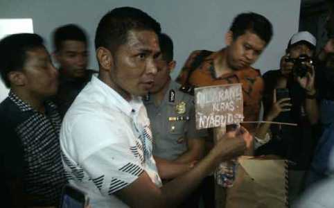 GAWAT...Puluhan Polisi Geledah Gedung DPRD Riau, Ditemukan  Bong dan Plastik Bungkus Sabu...