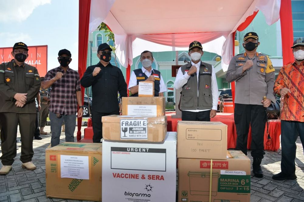 Gubri Serahkan 50.000 dosis Vaksin Sinovac Ke Pemko Pekanbaru