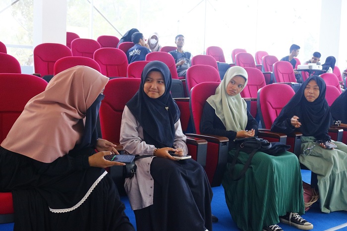 BIRRU Manfaatkan Fasilitas Multimedia Perpustakaan Tenas Effendy untuk Musyawarah dan Membaca